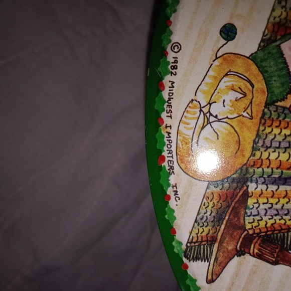 Vintage Christmas Santa Elf Cookie Tin 1982 Lynn Gates Design 8 3/4" Diameter - Picture 10 of 12